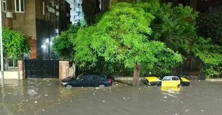 الشوارع غرقت والناس مفزوعة.. عاصفة رعدية شديدة تضرب الإسكندرية والسواحل الشمالية وتحركات عاجلة من الحكومة