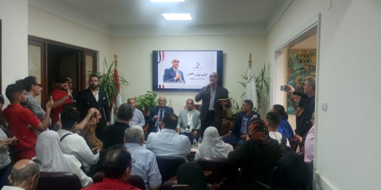 النائب إيهاب منصور: البرلمان لن يقر قانونًا يضر بالمجتمع.. وعدم صدور تشريع جديد خاص بالإيجار القديم يضر بالمالك والمستأجر