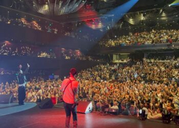 وسط تصفيق حار.. أحمد سعد يوجه التحية للشعب الفلسطيني خلال حفل راعي مصر باستراليا  