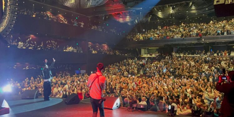 وسط تصفيق حار.. أحمد سعد يوجه التحية للشعب الفلسطيني خلال حفل راعي مصر باستراليا