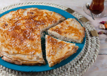 تحلي بإيه في العيد.. أسهل طريقة لعمل رقاق باللبن وجيلي فراولة بالمهلبية لتسالي عيد الأضحى 