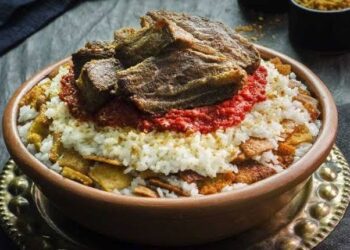 الطبق الرئيسي في عيد الأضحى.. خطوات وطريقة تحضير الفتة بالخل والثوم باللحمة الضأن أو البقري