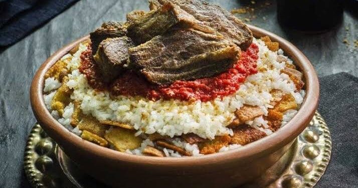 الطبق الرئيسي في عيد الأضحى.. خطوات وطريقة تحضير الفتة بالخل والثوم باللحمة الضأن أو البقري