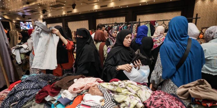 “حماة الوطن” يواصل دعمه للأسر الأولى بالرعاية بمعرض ملابس عيد الأضحى في شبرا الخيمة