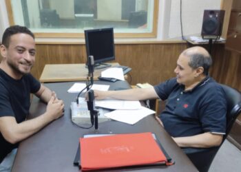 من ورق وكرتون إلى فن راقٍ.. أحمد رضا يغير نظرتنا للخامات.. ويؤكد: “الوعي البيئي أصبح ضرورة” 