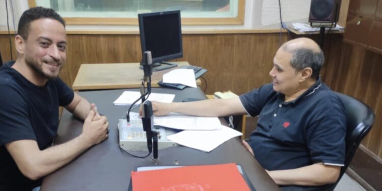 من ورق وكرتون إلى فن راقٍ.. أحمد رضا يغير نظرتنا للخامات.. ويؤكد: “الوعي البيئي أصبح ضرورة”