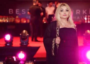 تكريم خبيرة التجميل أمال بعيني بمهرجان أنطاليا بجائزة beauty pioneer award