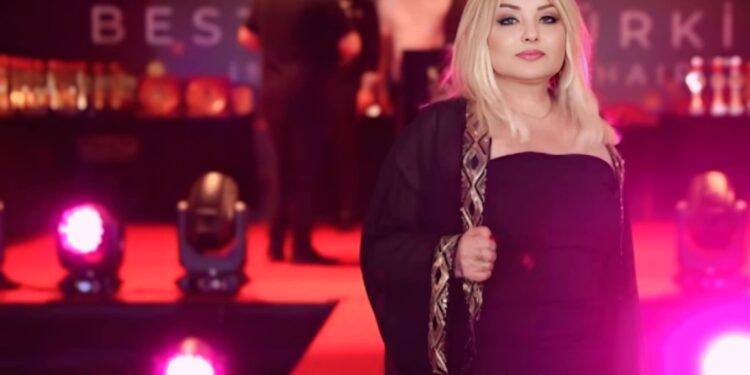 تكريم خبيرة التجميل أمال بعيني بمهرجان أنطاليا بجائزة beauty pioneer award