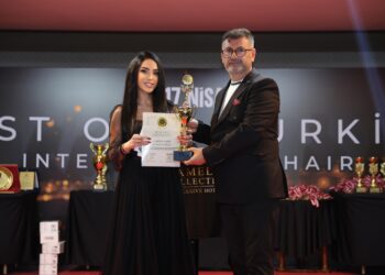 مهرجان أنطاليا يكرم كارين سابا كأفضل خبيرة عن فئة international pmu master trainer