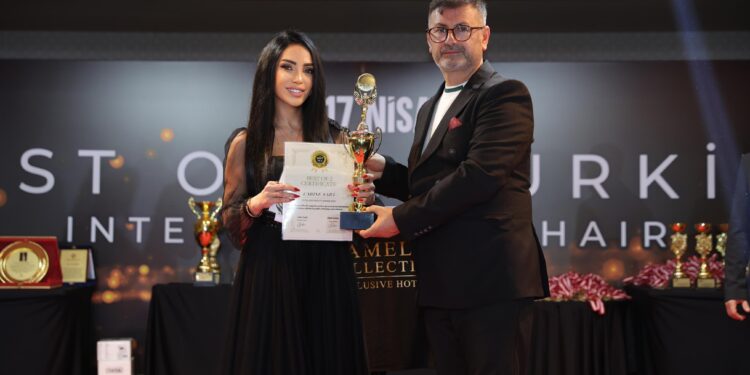 مهرجان أنطاليا يكرم كارين سابا كأفضل خبيرة عن فئة international pmu master trainer