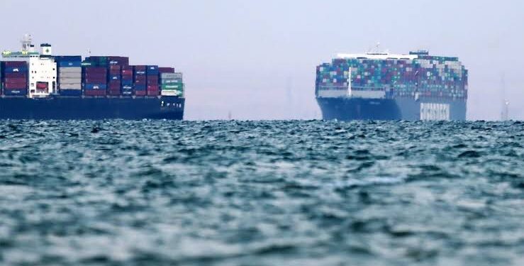 آخر مستجدات بحارة السفينة العالقة Petro 1 قبالة السواحل الإماراتية