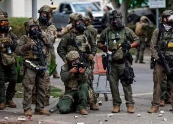 احتجاجات المهاجرين بـ”لوس أنجلوس” تتصاعد في شوارع ثاني أكبر ولاية أمريكية.. وترامب يوجه بنشر 2000 جندي من الحرس الوطني | القصة الكاملة