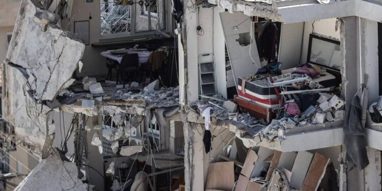 أستاذ بالناتو: إيران تقاتل بلا حلفاء وسقوطها تهديد للمنطقة مهما كان المواقف منها