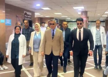 أمانة حزب مصر أكتوبر بالإسكندرية تسلم تاكسي جديد للسائق المتضرر من السيول 