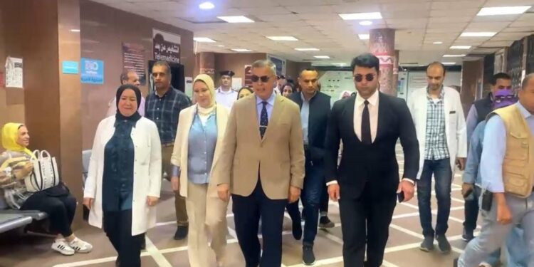 أمانة حزب مصر أكتوبر بالإسكندرية تسلم تاكسي جديد للسائق المتضرر من السيول