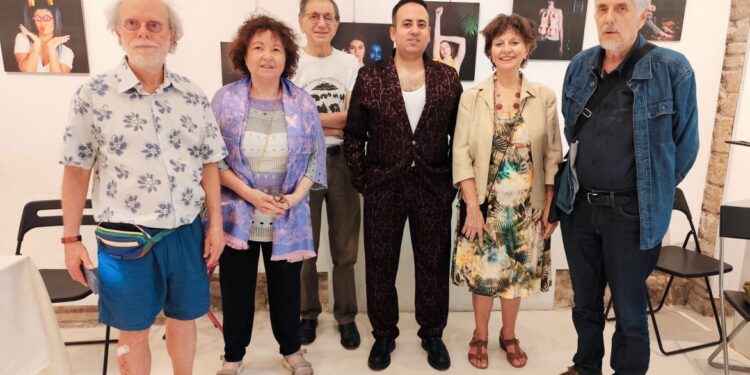 الفنان وسيم إمام يفتتح فعاليات معرض “سيمفونية ديك البرابر”.. صورة تقاوم وفنّ ينحاز للإنسان