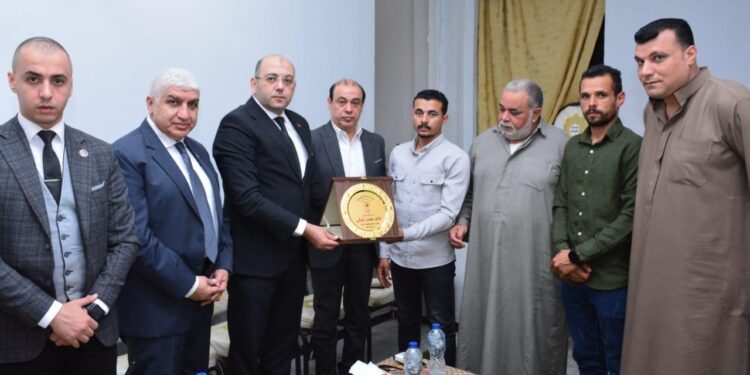 وفد حماة الوطن يقدم واجب العزاء في وفاة شهيد الشهامة بالشرقية 