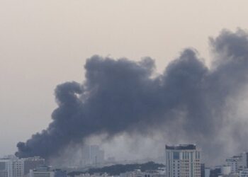 إعلام إيراني: إسرائيل تستهدف موقع أصفهان النووي ولا تسرب لمواد خطيرة