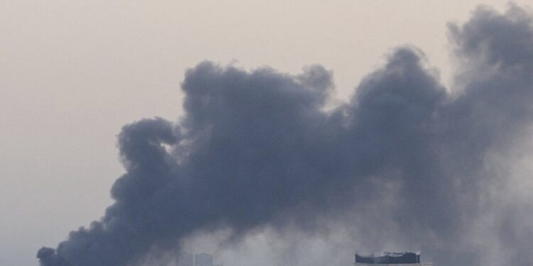 إعلام إيراني: إسرائيل تستهدف موقع أصفهان النووي ولا تسرب لمواد خطيرة