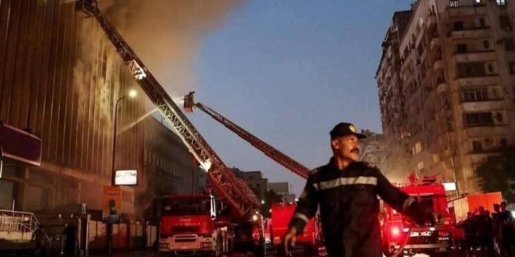 نيران لا تهدأ.. عودة ألسنة اللهب إلى سنترال رمسيس.. وفرق الإطفاء تواصل المواجهة