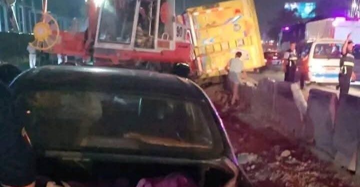 دهس 7 سيارات.. القصة الكاملة لتسبب تريلا في حادث دائري المعادي