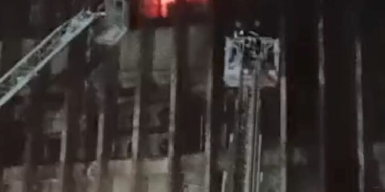 القومي لتنظيم الاتصالات يعلن السيطرة على حريق سنترال رمسيس.. تفاصيل 