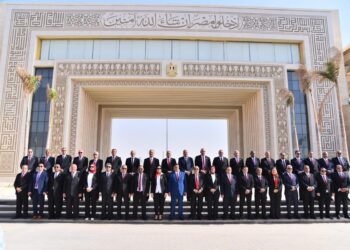 مرشحو حماة الوطن لانتخابات الشيوخ يلتقطون صورا تذكارية أمام ساحة الشعب بالعاصمة الإدارية