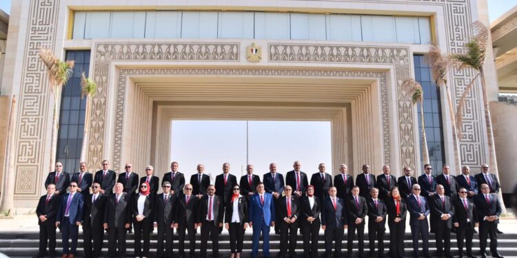 مرشحو حماة الوطن لانتخابات الشيوخ يلتقطون صورا تذكارية أمام ساحة الشعب بالعاصمة الإدارية