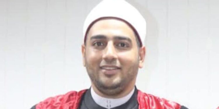 الحسين عبد اللطيف خضر حول تقبيل يد أهل العلم: إكرامهم واجب شرعًا
