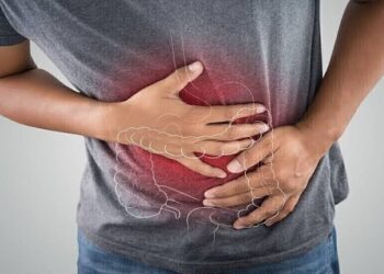 طبيب يحذر: آلام المعدة والصدر قد تكون مؤشرًا لأزمات قلبية أو مشاكل تنفسية خطيرة