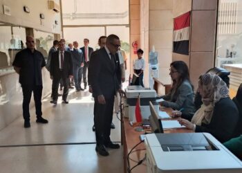 لجان الاقتراع في لبنان تستقبل الناخبين للتصويت في انتخابات الشيوخ 