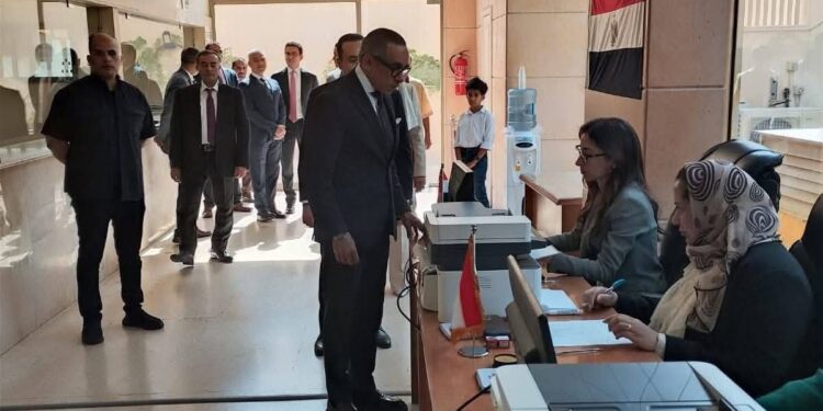 لجان الاقتراع في لبنان تستقبل الناخبين للتصويت في انتخابات الشيوخ