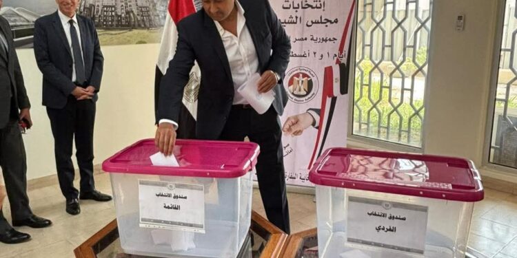 استمرار توافد أبناء الجالية المصرية بسلطنة عمان على السفارة للتصويت في انتخابات الشيوخ