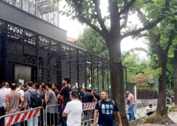 لجان الاقتراع في إيطاليا تستقبل الناخبين للتصويت في انتخابات الشيوخ 