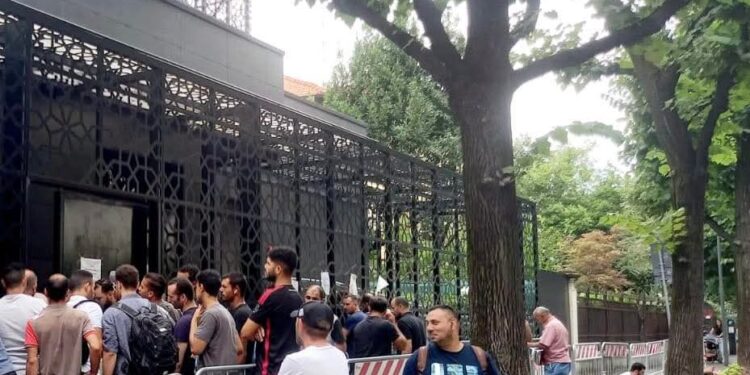 لجان الاقتراع في إيطاليا تستقبل الناخبين للتصويت في انتخابات الشيوخ