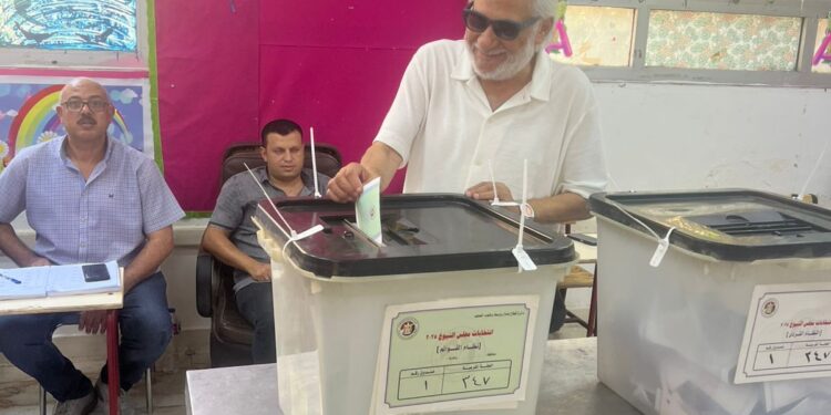 الفنان سامح الصريطي يدلي بصوته في انتخابات مجلس الشيوخ 2025 ويشيد بإقبال المواطنين