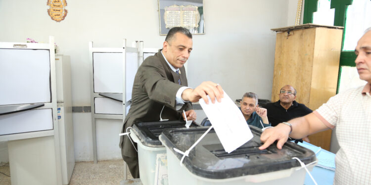 هاني حليم يدلى بصوته.. ويؤكد المشهد الانتخابي أمام اللجان يعكس وعي المواطنين وحرصهم على أداء واجبهم الوطني