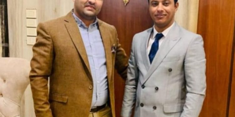 العمدة محمد شحاتة يتلقى التهاني لتعيين زوجته في هيئة قضايا الدولة