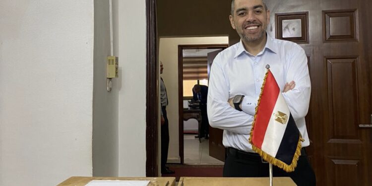 الدكتور محمد فؤاد يُدلي بأول صوت انتخابي في دولة مالي ضمن انتخابات الشيوخ 2025