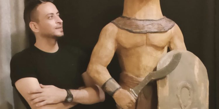 أحمد رضا يكشف عن تمثال “حورس” حارس البوابات: رسالة فنية لحماية مصر
