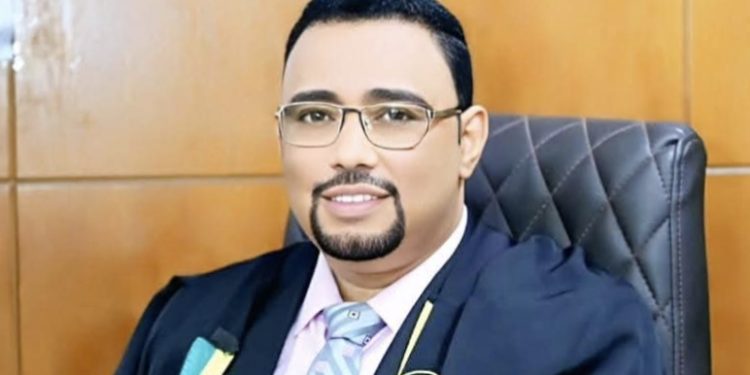 الباحثة منار طه تهنئ أستاذها الدكتور ممدوح بدوي بترقيته إلى درجة الأستاذية