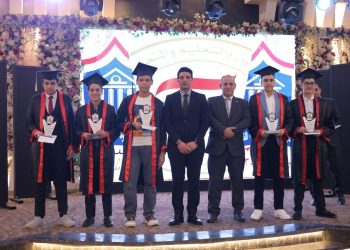 نائب محافظ سوهاج يُكرّم أوائل الشهادات بمدرسة الأرقم للبنين