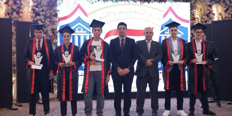 نائب محافظ سوهاج يُكرّم أوائل الشهادات بمدرسة الأرقم للبنين
