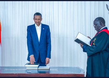 حميدتي يؤدي اليمين الدستورية على مصحف أثري نادر في نيالا