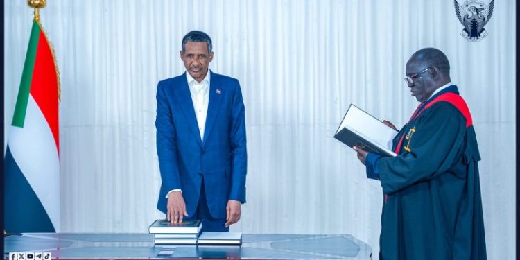 حميدتي يؤدي اليمين الدستورية على مصحف أثري نادر في نيالا