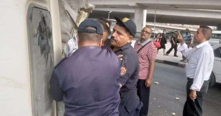 تفاصيل حادث انقلاب سيارة نقل في ميدان عبد المنعم رياض: استخراج السائق والتباع سالمين