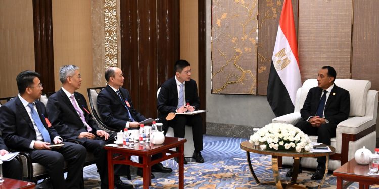 رئيس الوزراء يؤكد لـ رئيس مجلس إدارة شركة CNCEC الصينية: توافر الحوافز والتيسيرات اللازمة للمستثمرين