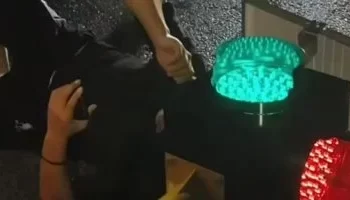 حادث غريب في الصين: راكب دراجة نارية يعلق رأسه بإشارة مرور معدنية (بالفيديو)