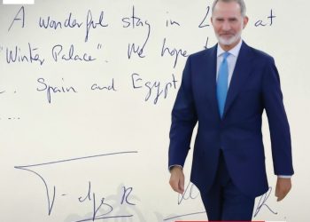 ملك إسبانيا يشيد بجمال الأقصر ويتمنى العودة في رسالة بخط يده