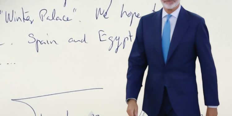 ملك إسبانيا يشيد بجمال الأقصر ويتمنى العودة في رسالة بخط يده